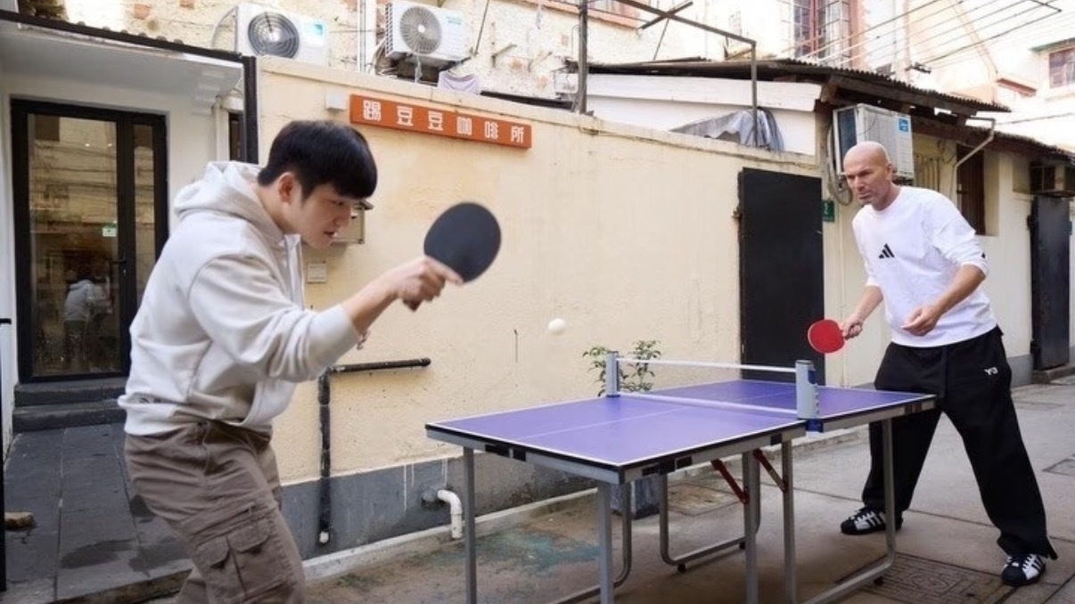 足坛传奇与乒坛顶流上海弄堂跨界切磋，皇马死忠粉樊振东圆梦偶像，莫德里奇等名宿点赞