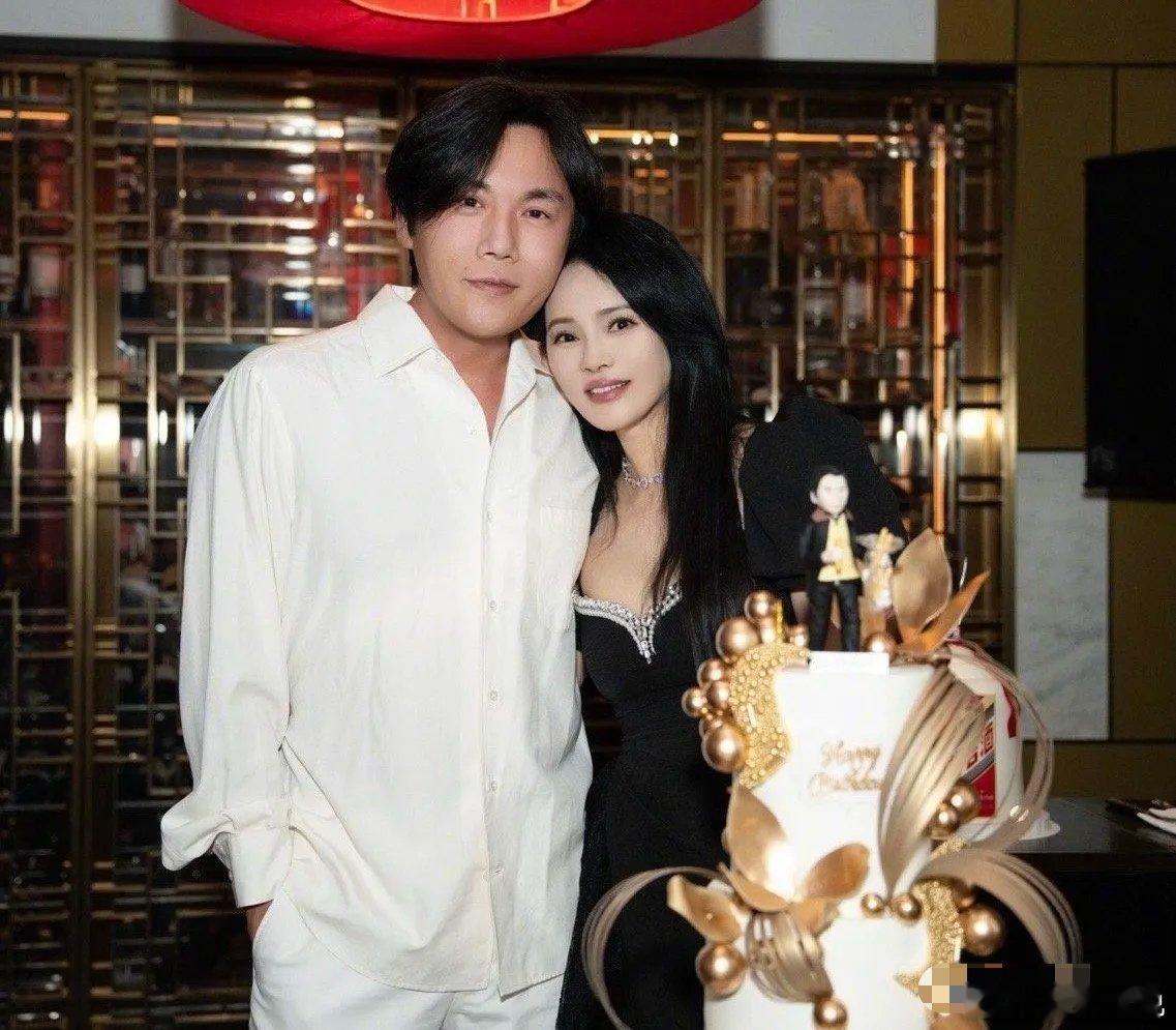 伊能静硬生生把47岁秦昊P出了少年感，把57岁自己P成了娇俏可爱美少女，然而却不