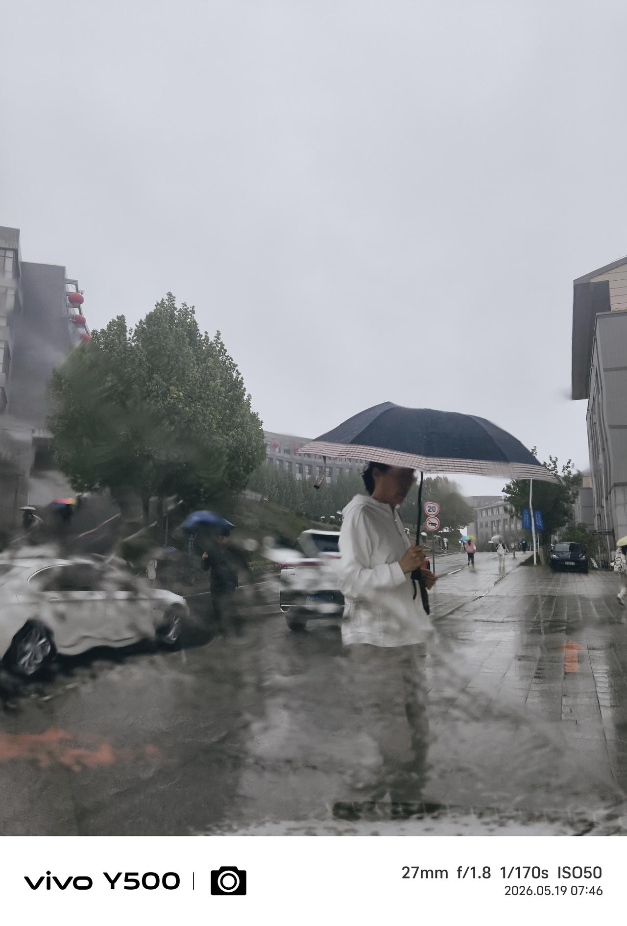 一半清楚一半模糊，
是因为汽车前玻璃挡雨刷的功能范围分界。