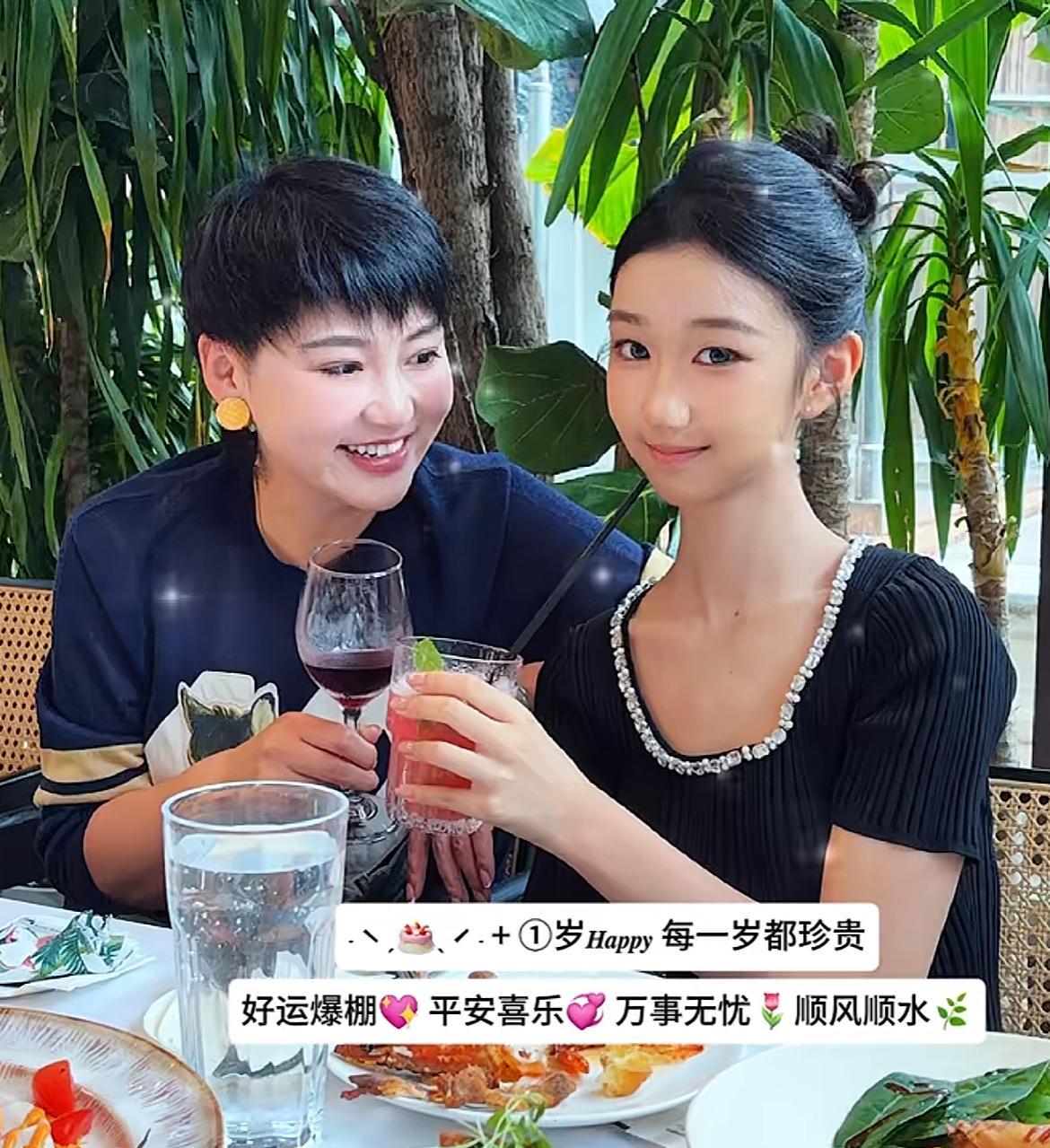 杨树林妻子胖丫再次瘦出新高度
携父母外出给女儿庆祝生日，老公缺席
女儿穿黑色裙子