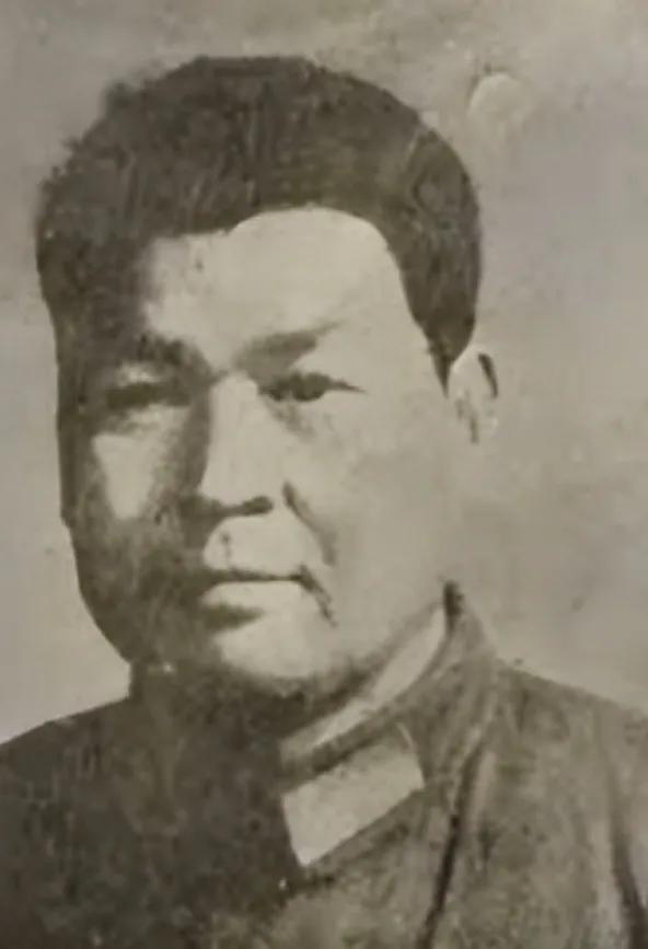 1972年，63军副军长余洪信被撤职并连降三级。他气急败坏，竟在深夜持枪对妻子开