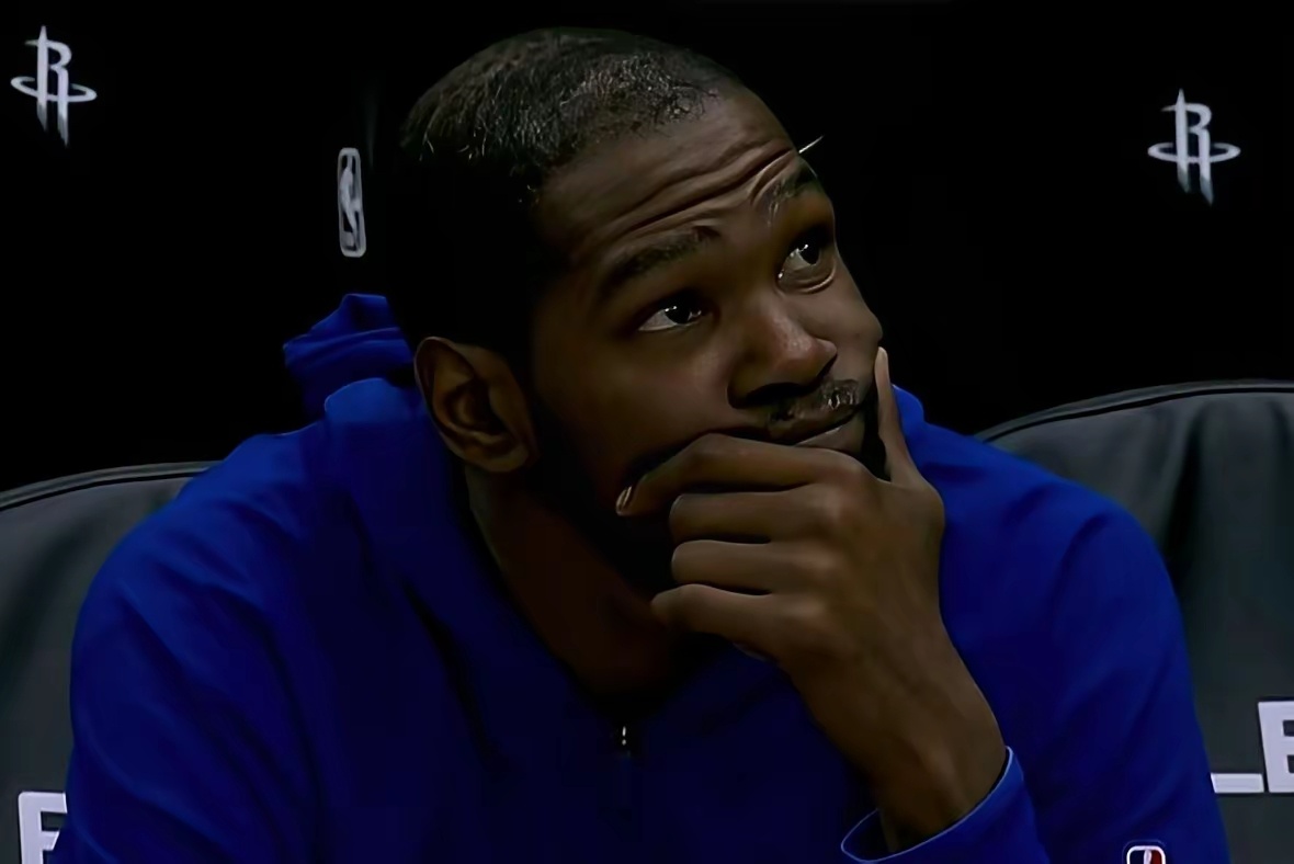 阿杜遭遇职业生涯尴尬一幕：在火箭背靠背客场挑战爵士的第三节比赛中，发生极其尴尬的