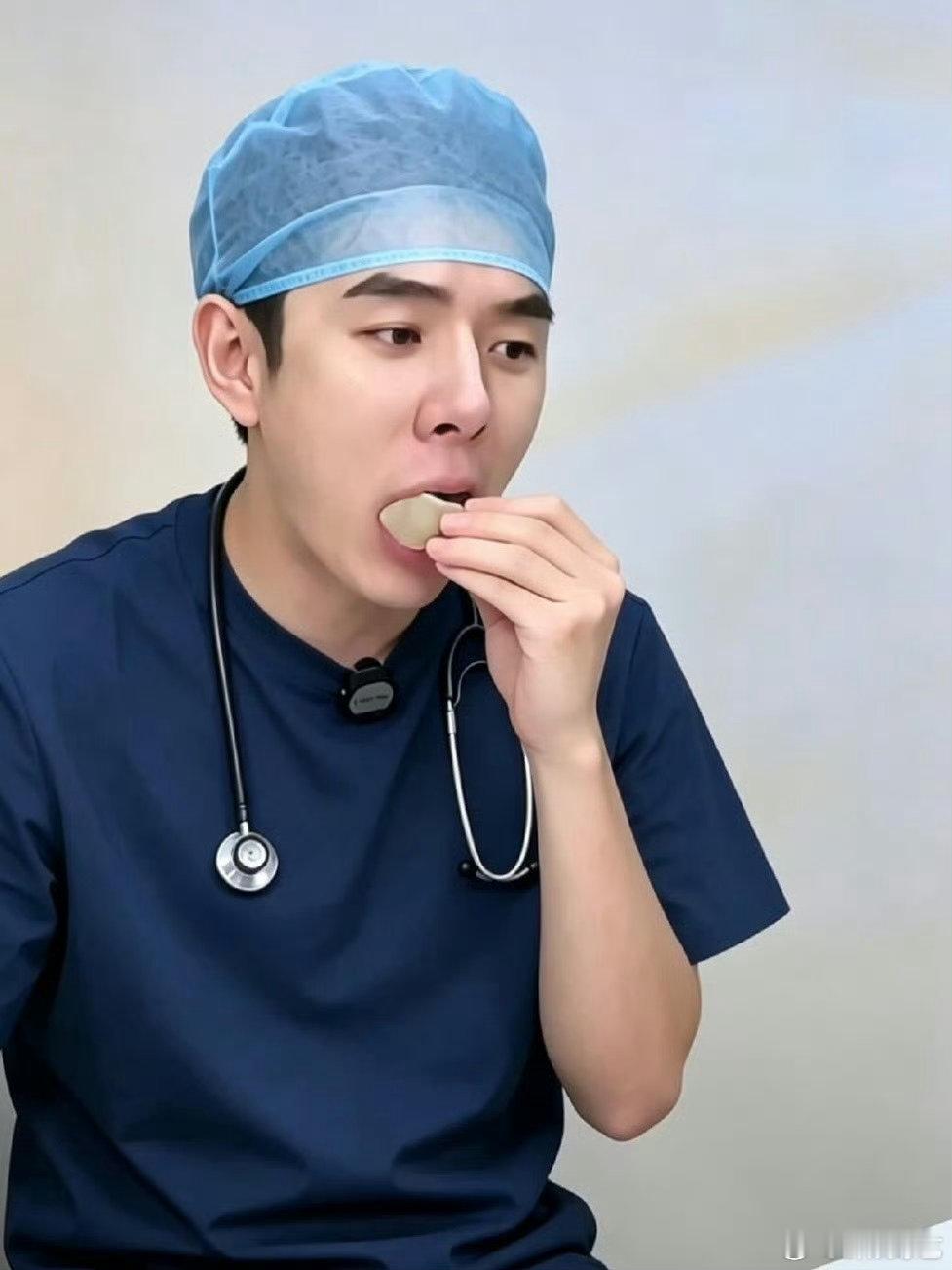 李佳琦牙医定妆照结合他以前公开的整牙经历，网友们玩梗真的精准戳中笑点，各种搞笑剪