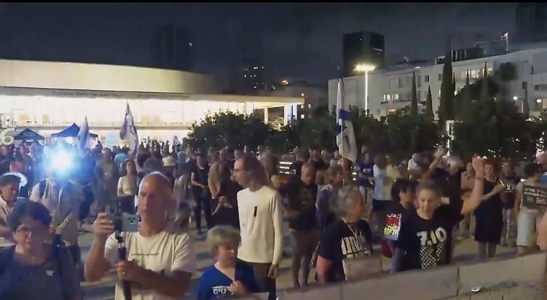 以色列民众在特拉维夫举行反政府集会，有抗议者称内塔尼亚胡承诺“结束所有战争、消灭