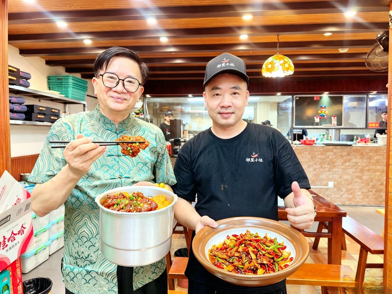 邻里小灶：长沙烟火里的家常味

文/中国湘菜文化大师邓杰

一到饭点，当你走进长