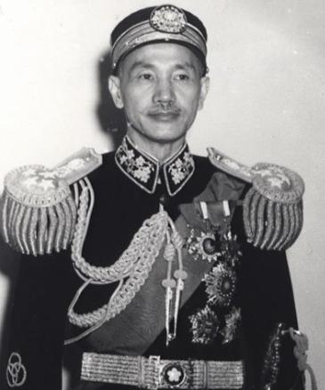 1949年4月24日，南京。解放军已经过了长江，炮声隐约可闻。蒋介石决定第二天离