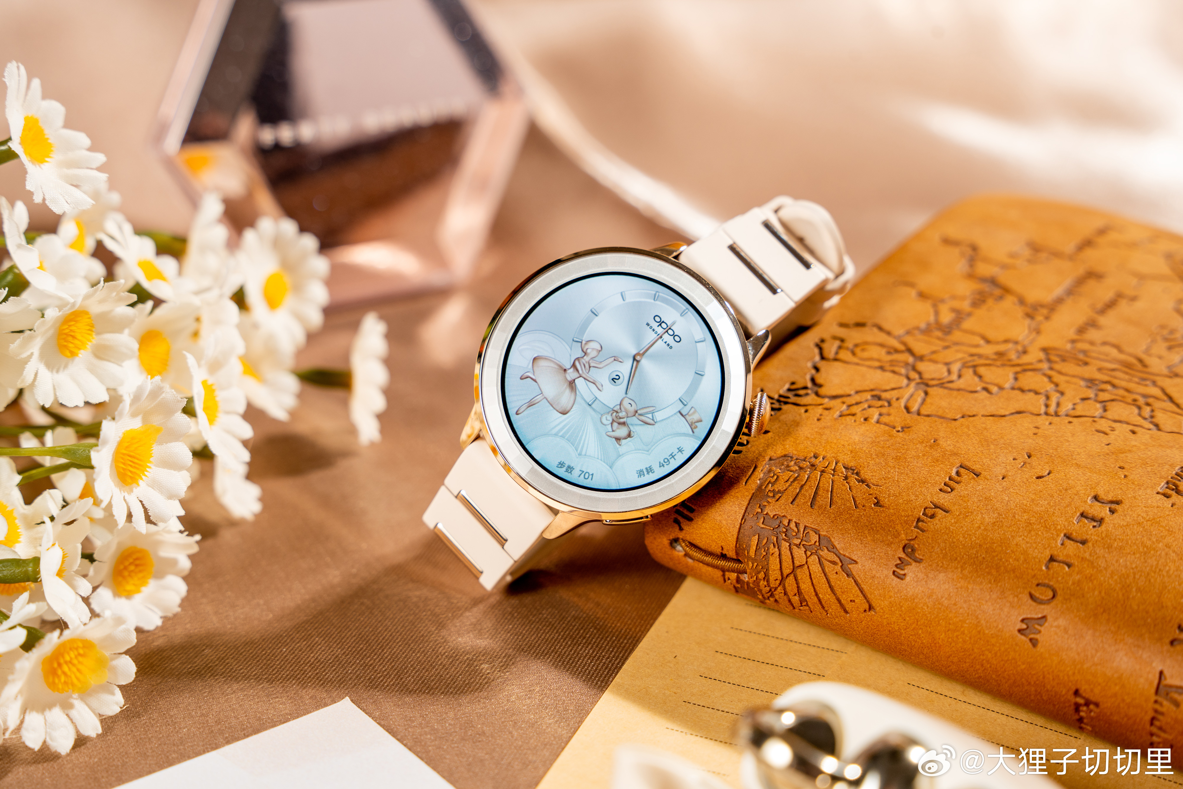 收到了OPPO超好看的礼盒，里面是OPPO Enco Clip2耳机和OPPO 