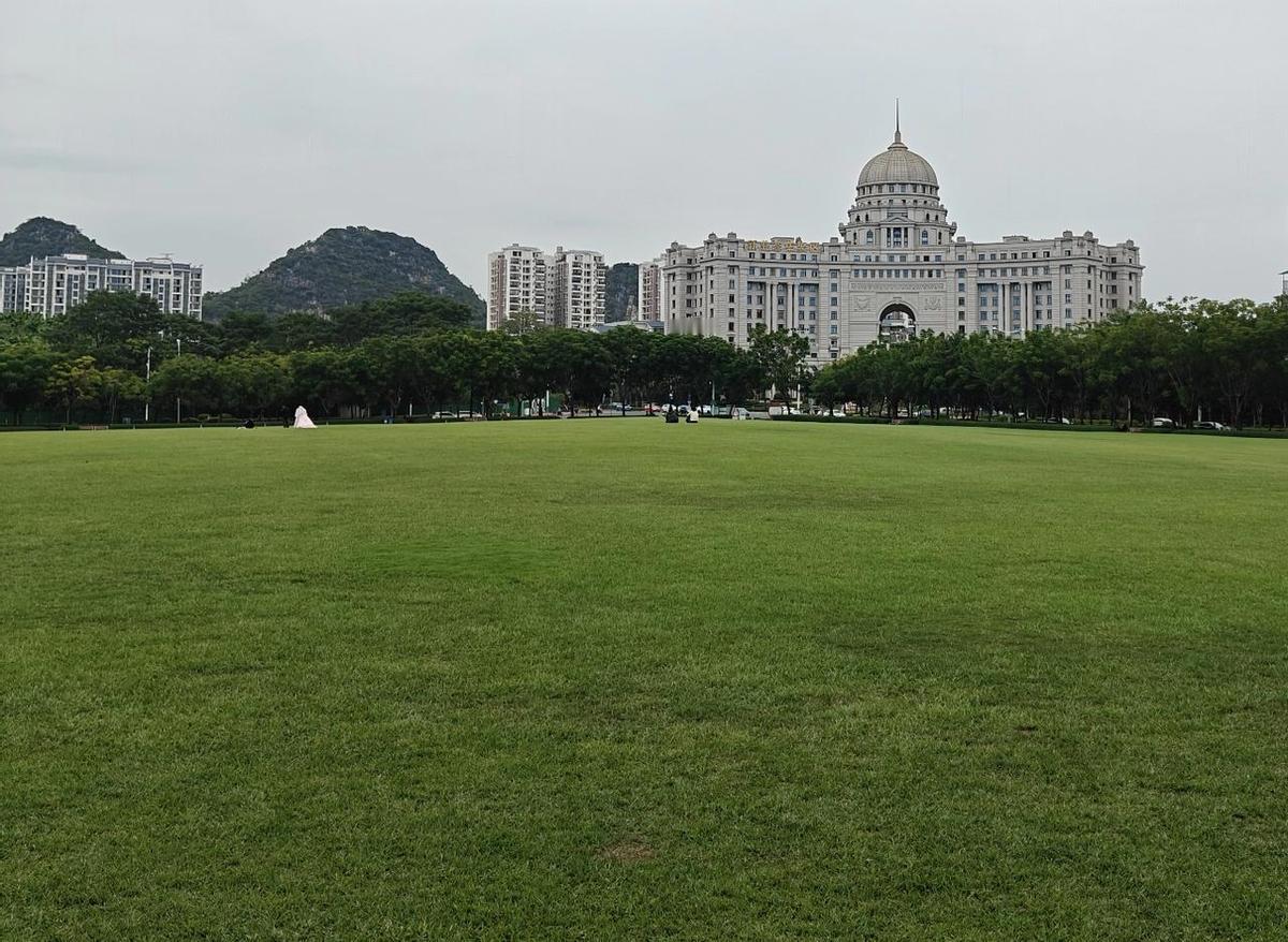 那天下午，我和姐的老同学第一次逛马鹿山，没奔着风景，就图个新鲜。
路过老年大学门