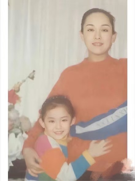 娜扎带妈妈泰国度假  娜扎妈妈年轻的时候跟娜扎现在好像啊，都是大美人！！[哇][