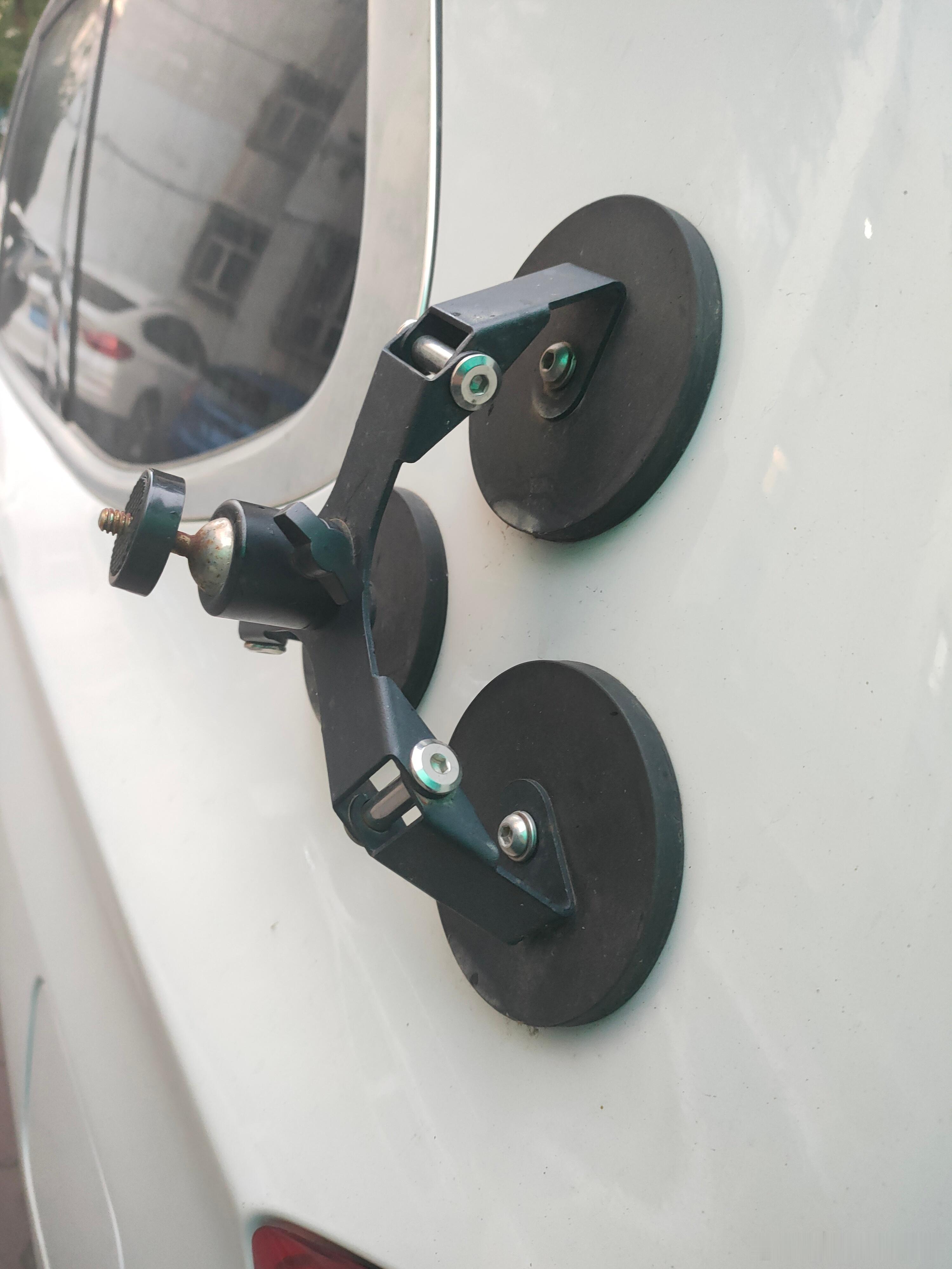 车身相机吸盘。。。。一般是挂相机吧？ 