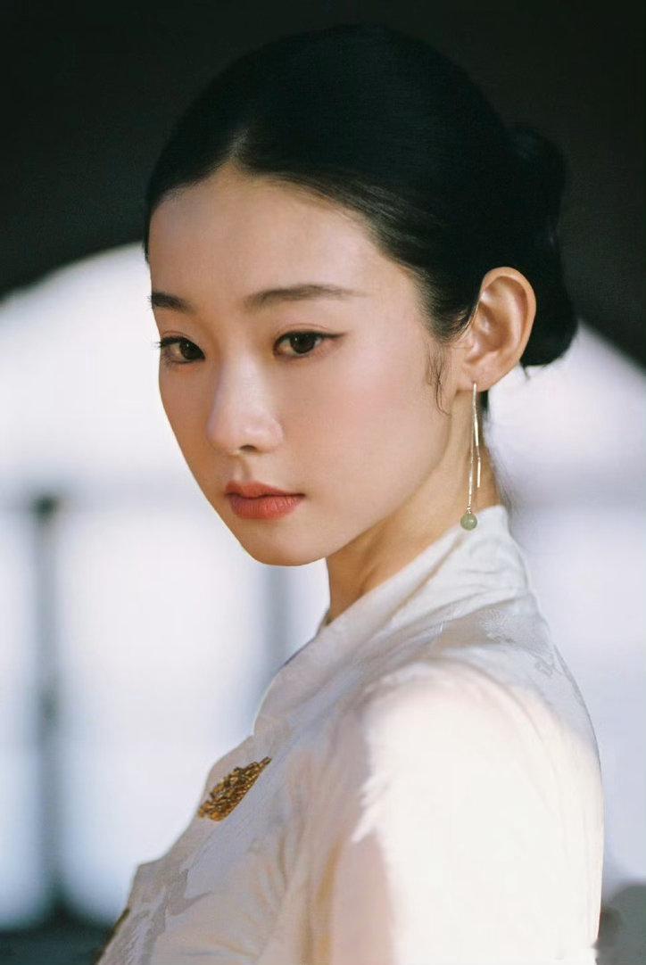 张艺凡不愧是时代峰峻大小姐 别人还在挤红毯，张艺凡已经当上红毯赛道的评委了。北影