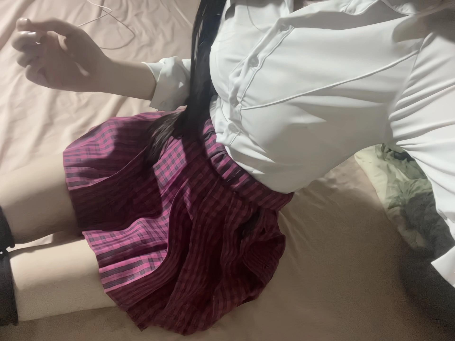 我还来不及抹掉晦涩的泪 你就已经转身吻上了她的唇