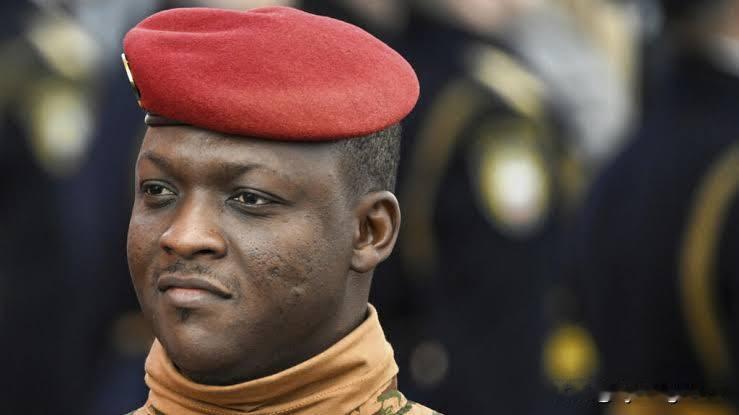 🇧🇫在布基纳法索，易卜拉欣·特拉奥雷上尉领导的军政府恢复了死刑：叛国罪、恐怖