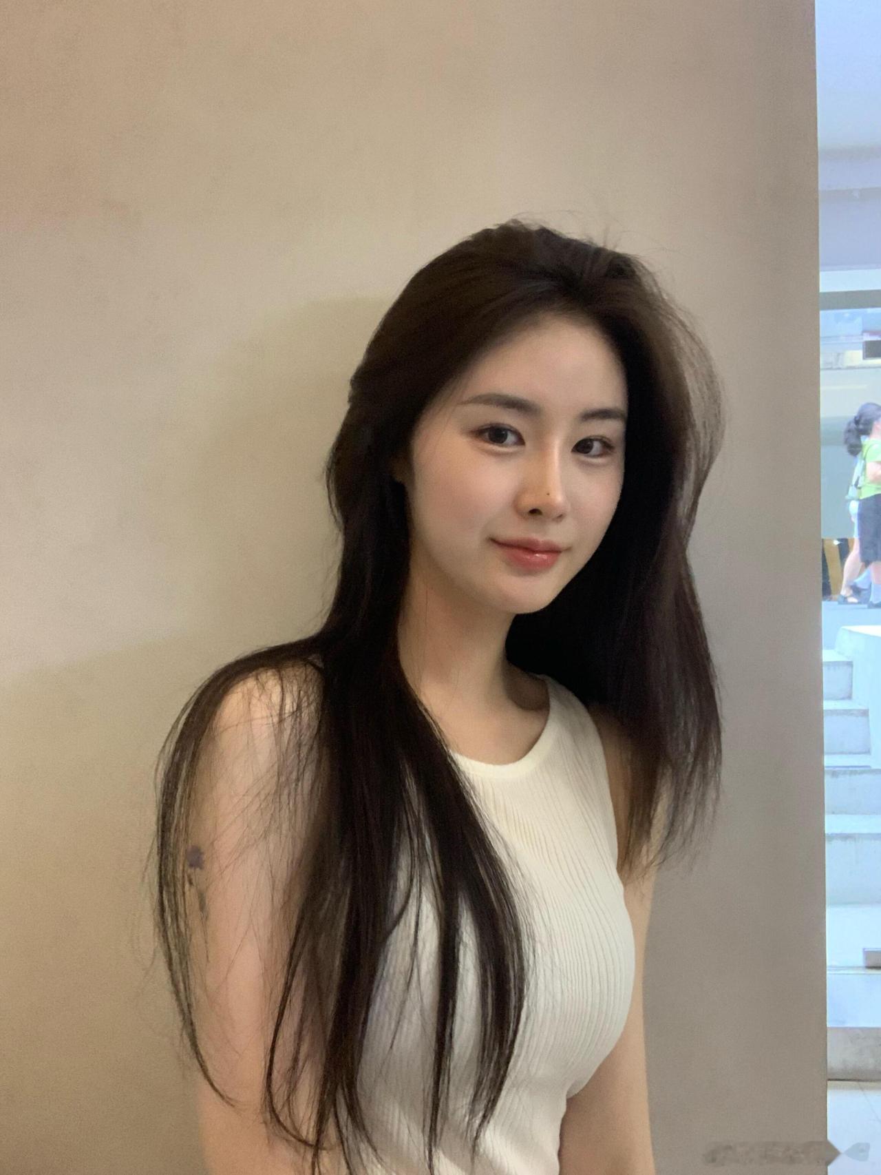 女孩子确实很喜欢拍照，特别是长得漂亮的女生最喜欢拍照了，感觉拍照就是他们生活中的