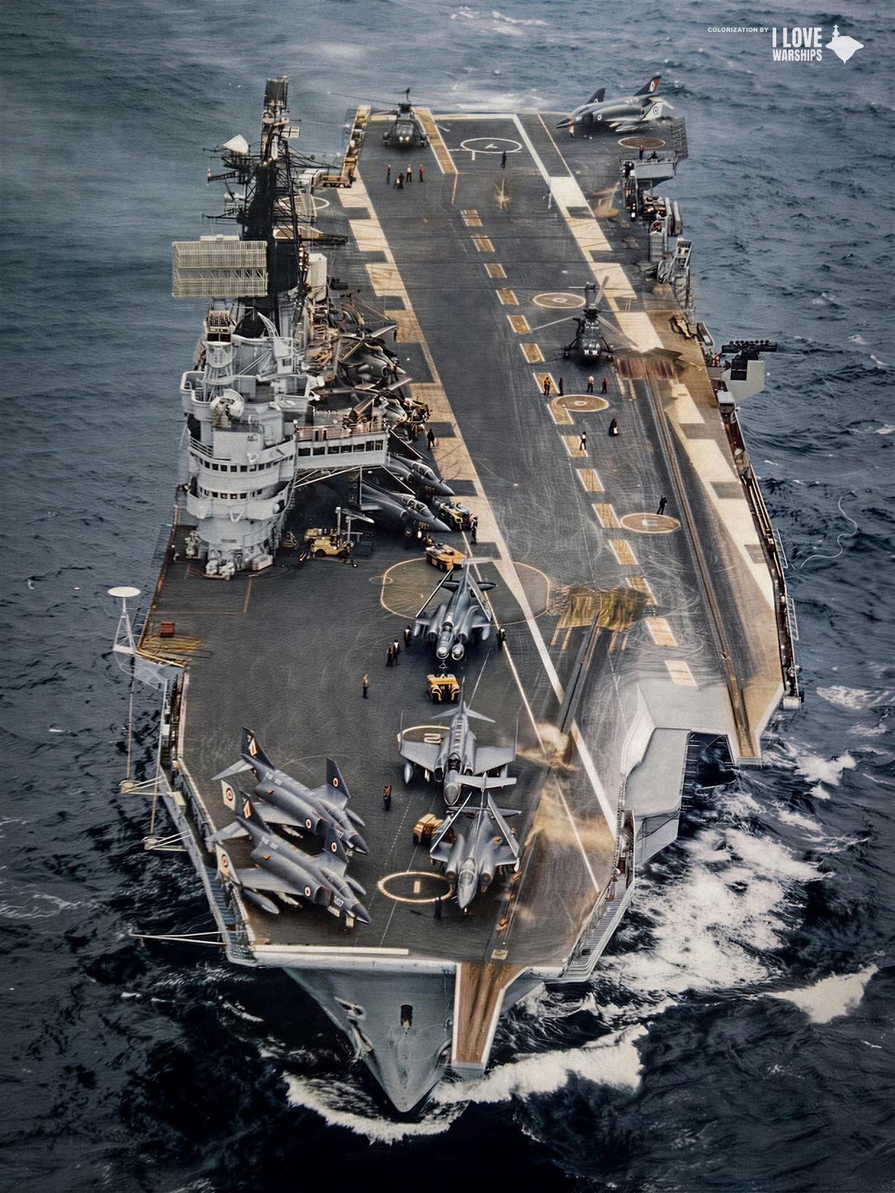 老照片：英国皇家方舟号航空母舰（R09）于 1955 年服役，1979 年退役，