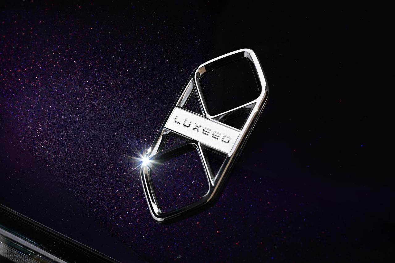 实车首次亮相，智界V9这转弯半径绝了
谁说开大型MPV就像开船，掉头得揉三把方向