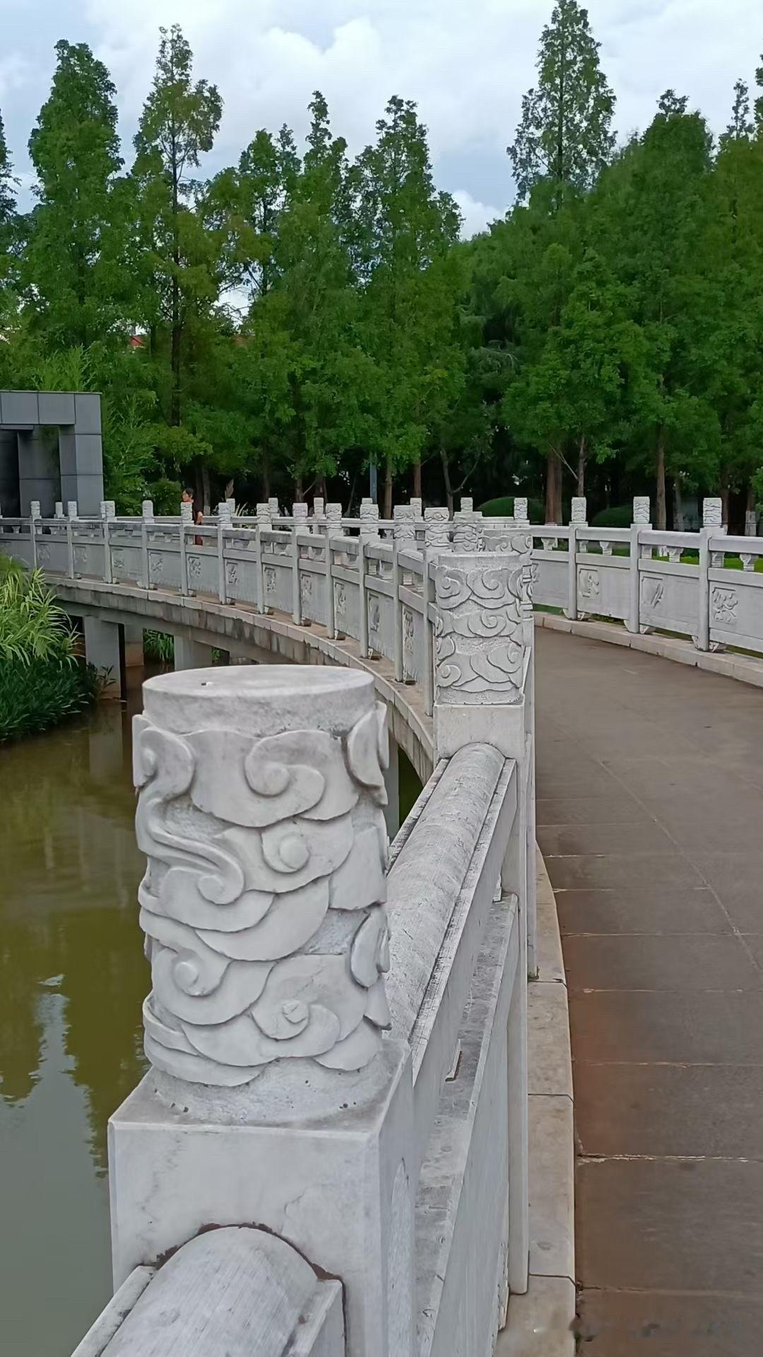 年轻人如果能吃得下大苦的话，能去北京、上海、深圳，还是要去这些顶级一线城市拼一下