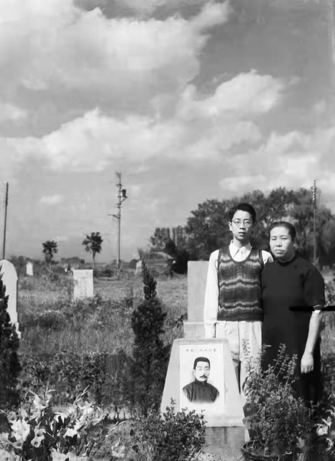 这是一张极为特殊的“全家福”，时间是1946年，许广平携与儿子周海婴在鲁迅墓前留