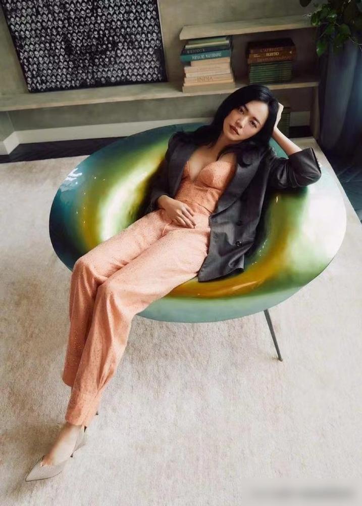 别猜了，姚晨曹郁不是刚离，是几年前就散伙了！你看到的恩爱，全是演的。
 
去年金