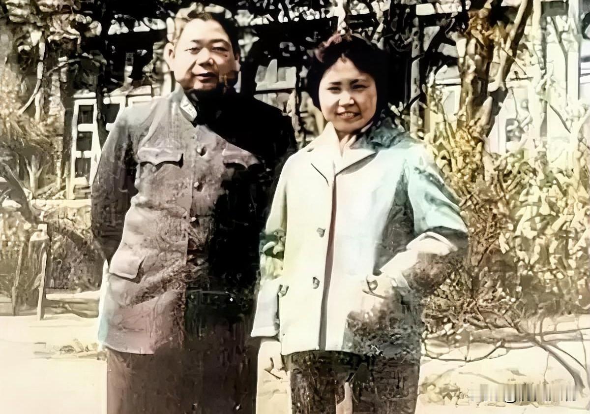 1949年，在陈赓的热心撮合下，王璇梅与陈锡联从相识到相知，渐渐生出深厚情意，最