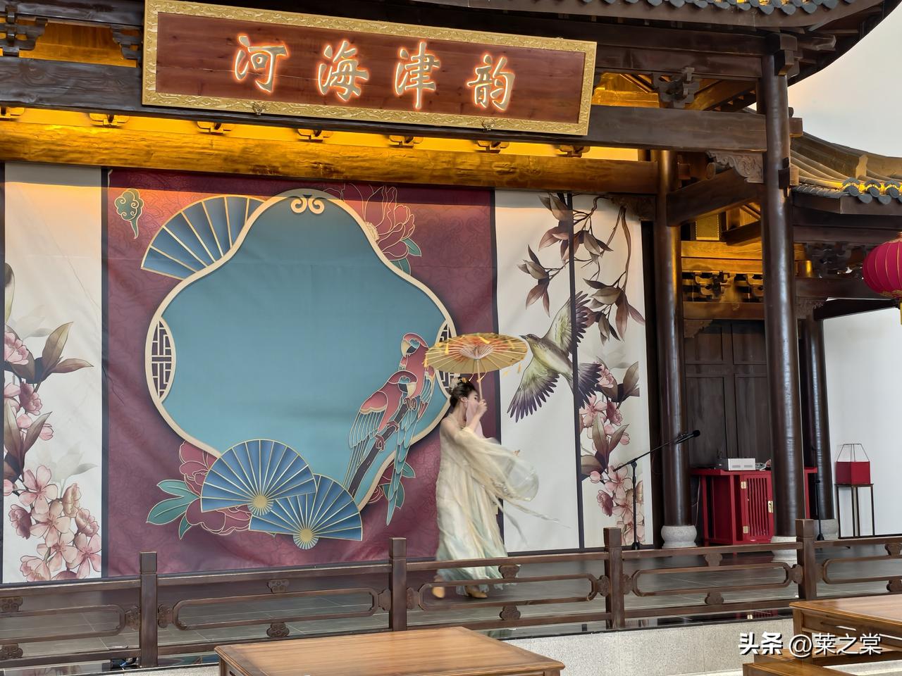 一进门，身着汉服的美丽姑娘正在演出，令人怀疑进错了门。再看看四周，令人不知身处何