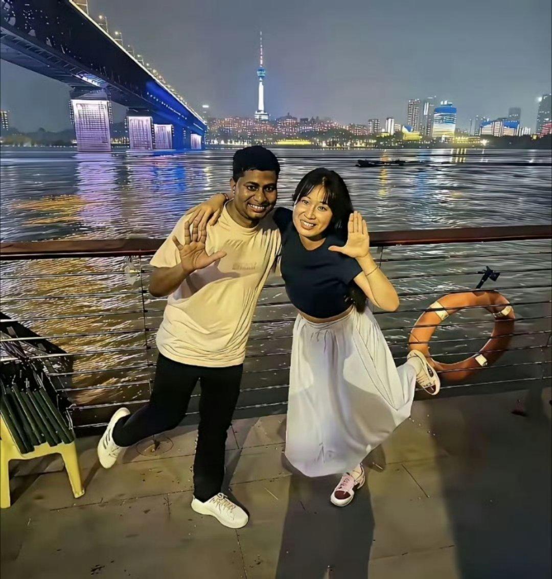 女子远嫁印度人，和老公在河边拍照，看上去很开心呢。 