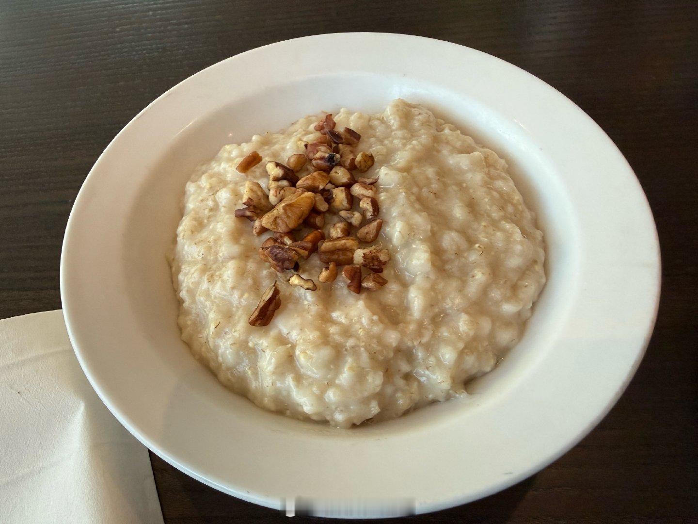 健身之后胃口大开。不过还是要克制。吃完就准备出发去艺术宫看追觅的生态发布会了。“