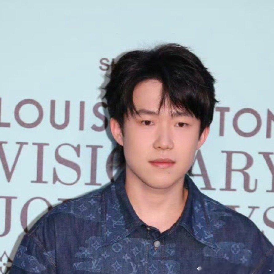 王楚钦已经修炼的这么好了吗王楚钦下了飞机会搜索当地的美食 ​王 ​​​