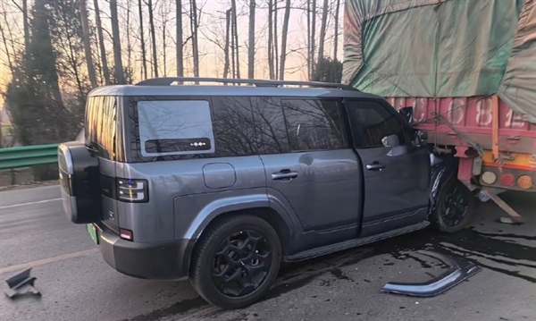 方程豹钛7高速追尾大货车：A柱未变形