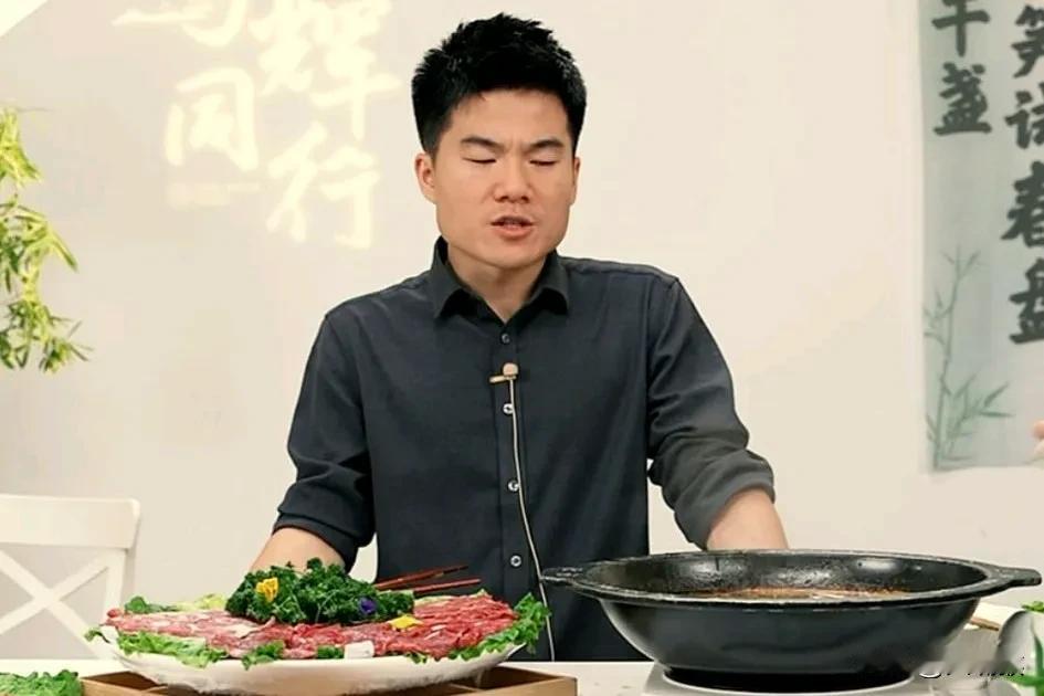 董宇辉道歉了，
承认自己调侃烧卖是咧开嘴的包子说错了，
不应该在公开场合那样说，