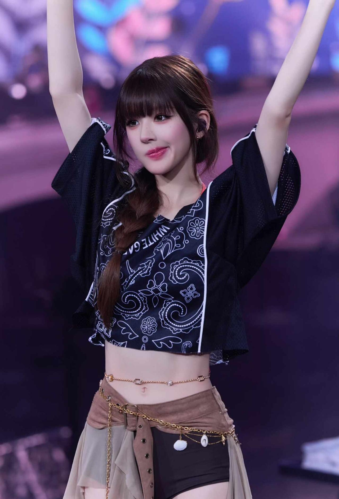 orm舞台直拍，萌的没边了
赵露思演唱会神图明星不止AB面 女明星 赵露思我可以