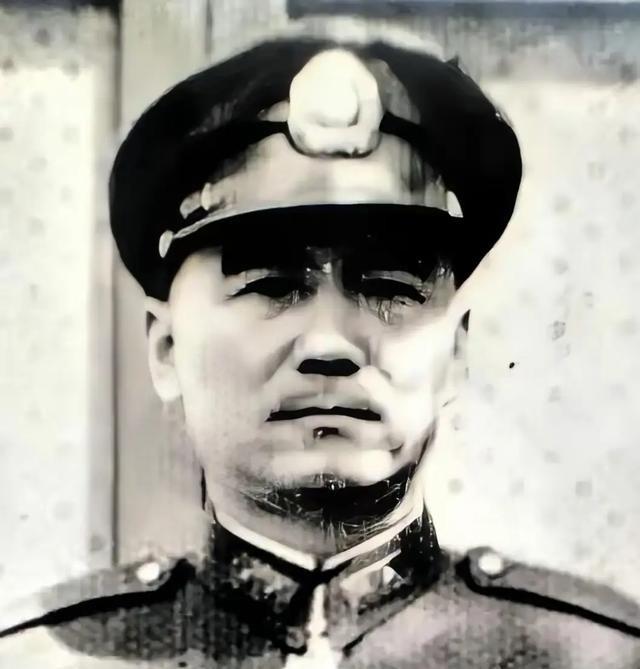 1949年，国军30军军长鲁崇义准备起义，但参谋长何沧浪听完，却红着脸，说：“军