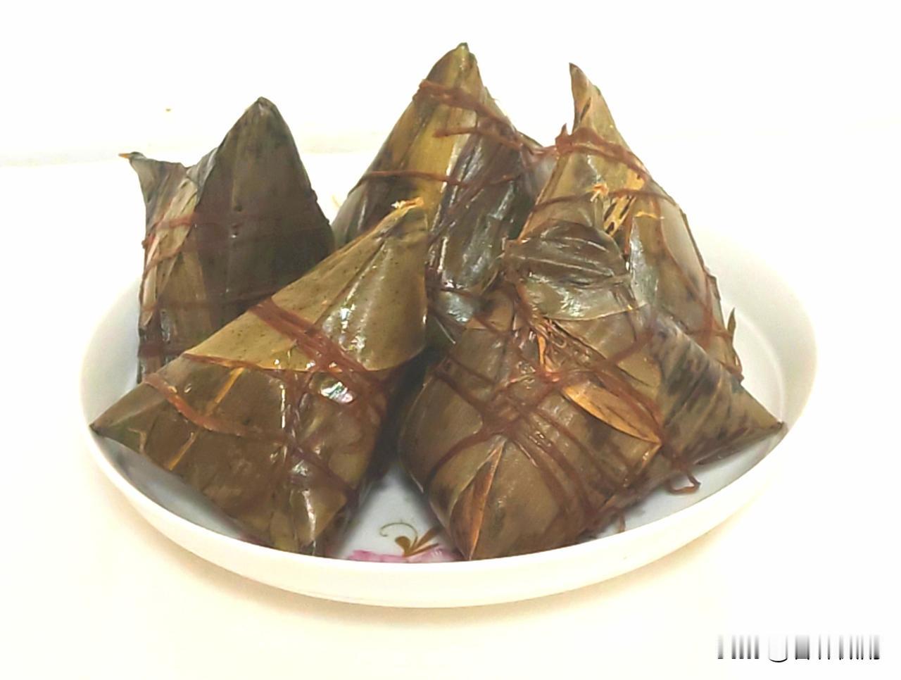 贵阳端午节传统习俗，吃棕子，挂菖蒲艾草，喝雄黄酒，吃咸鸭蛋，红苋菜，吃黄膳，戴香