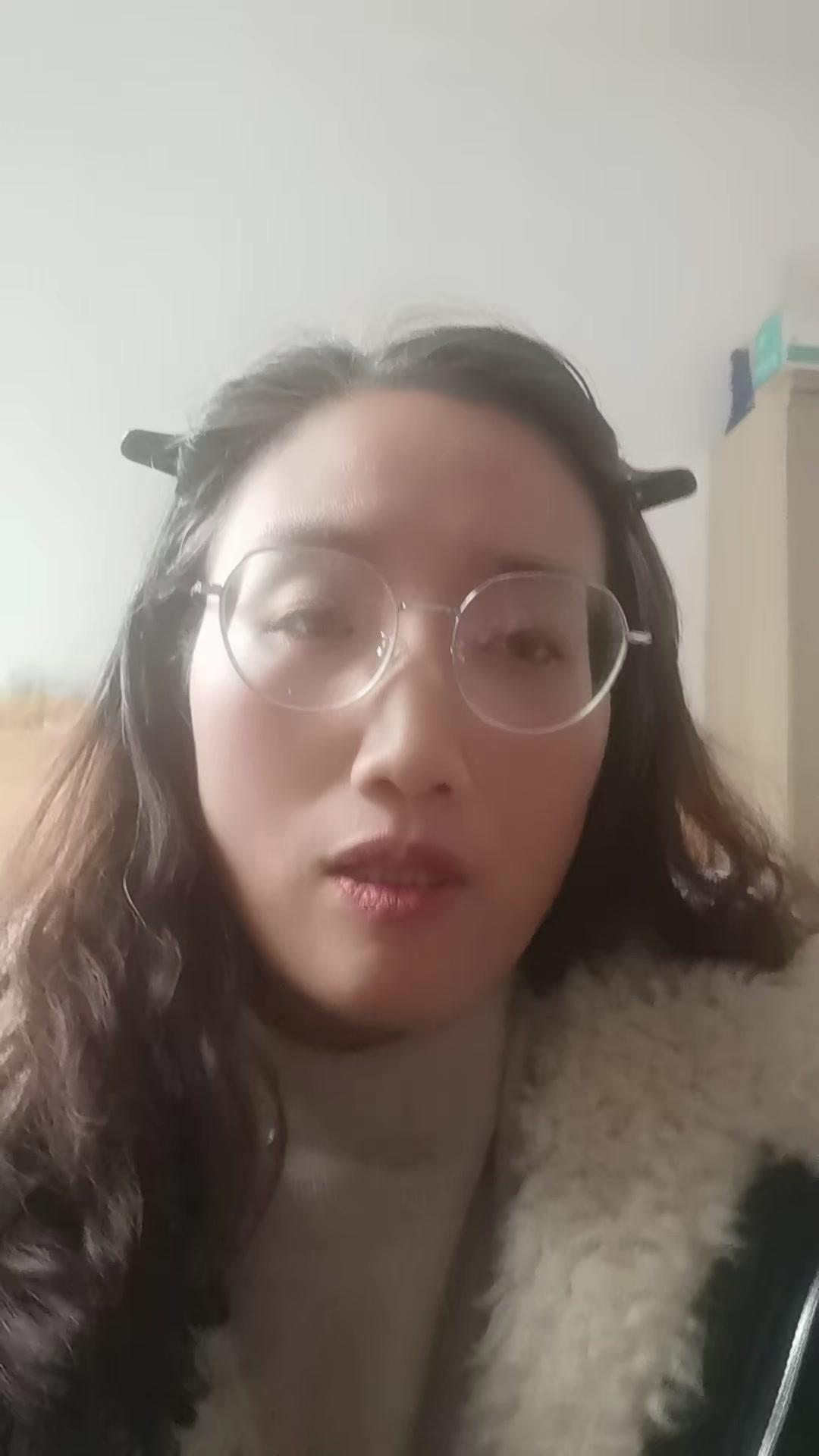 💡花2000块买的衣服起球了，朋友一句话让我对贵衣服彻底去魅。
以前总觉得贵衣