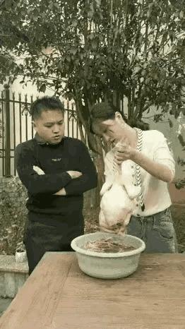 这男子缺心眼，脑子有问题，赶紧得去医院看看，是不是少了哪根筋？