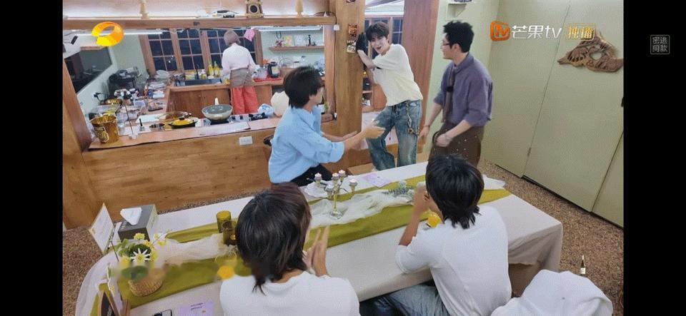 黄晓明一开口梦回上海滩、谁懂黄晓明上海滩的含金量黄晓明中餐厅不经意的一段演唱意外