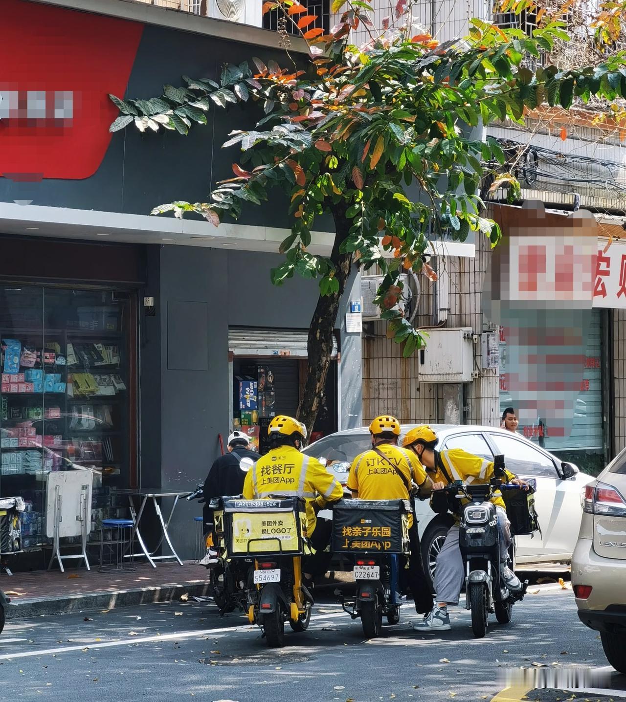 最近发现一个挺明显的变化，路上的美团骑手骑行时看着更有秩序了。以前偶尔会看到有骑