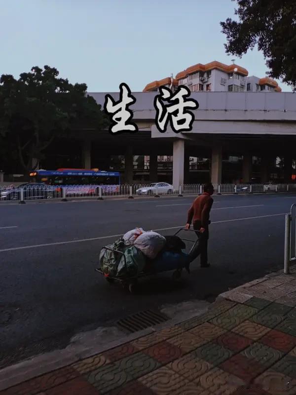 人每天奔波劳碌,究竟是为了什么? 每天奔波劳碌，到底为了啥？清晨，街道上满是行色