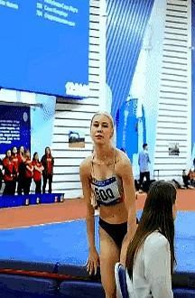 她跳过2米07，不是因为没摔过，而是因为摔过之后，还敢笑。
玛胡奇克那年被骂“不