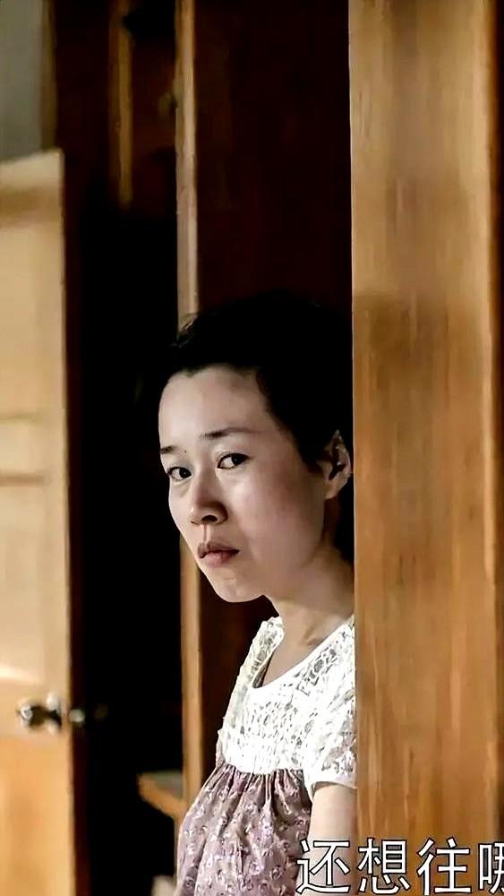 许红刚回江家那阵，安杰对三儿媳的不满几乎写在脸上。睡到日上三竿，热粥放凉，抹布乱