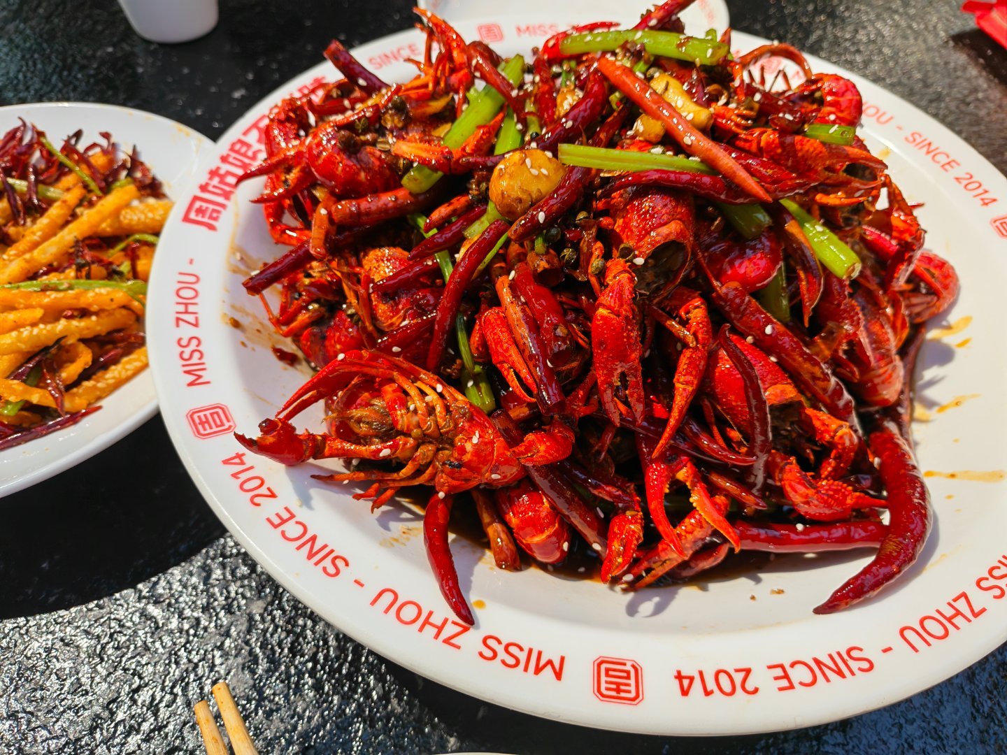 呃呃呃呃来镇江旅游吃了两顿同样的龙虾和冒菜吗…？吃了个早茶也算吃当地特色美食了吧