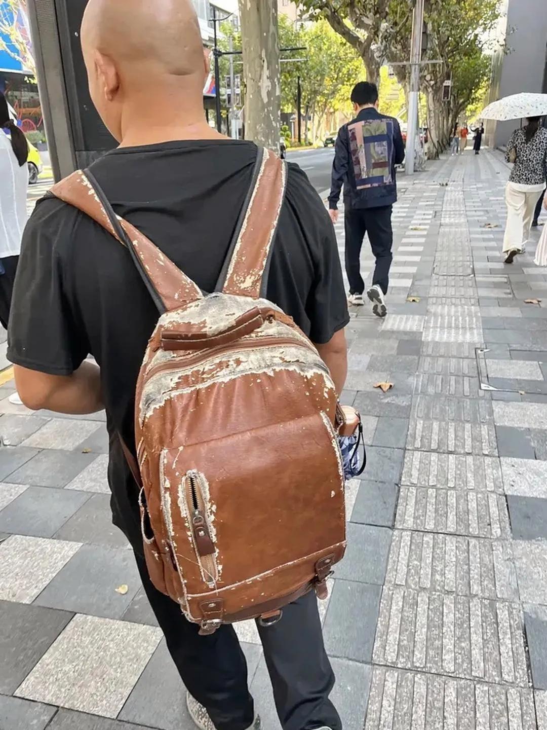 大哥这背包跟着你受苦了！