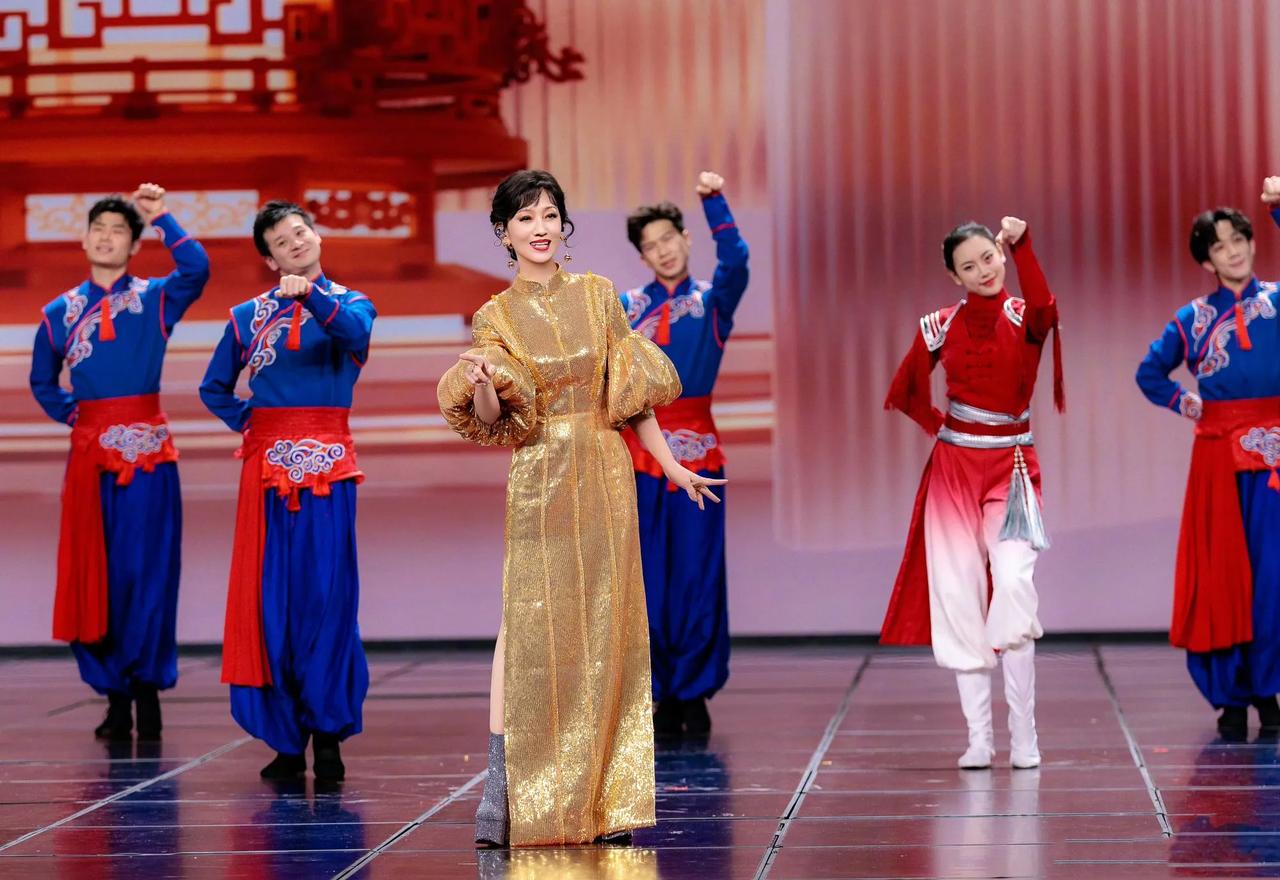 72岁赵雅芝晒元宵晚会十二宫格！手提花灯宛如“提灯仙子”！
昨晚央视元宵晚会上，