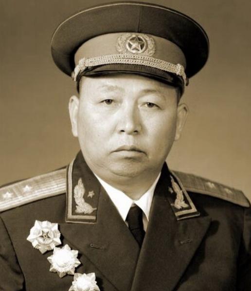 1940年，警卫员探望詹才芳，詹才芳看到他口袋里别着派克笔，就向他讨要，警卫员起
