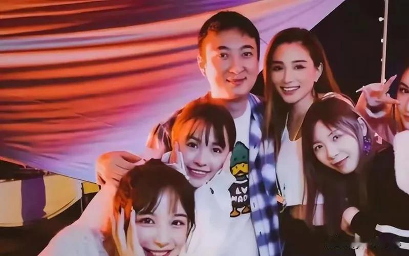 #跟王思聪谈恋爱的女人是为了什么?#为了爱，真爱，刻骨铭心的爱，千古流传的爱。
