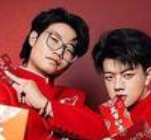 00后喜剧搭档徐浩伦与谭湘文从籍籍无名到登上春晚舞台，并连续两年亮相，走出了一条