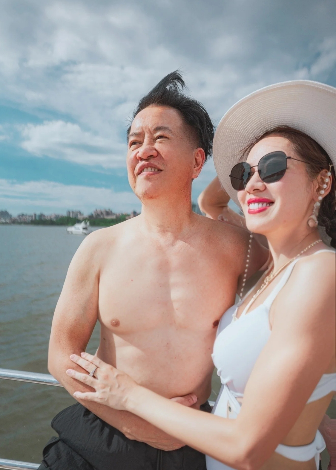 刘伊心和老公享受二人世界，不过这哪里像老公，简直像她老爸。 ​​​