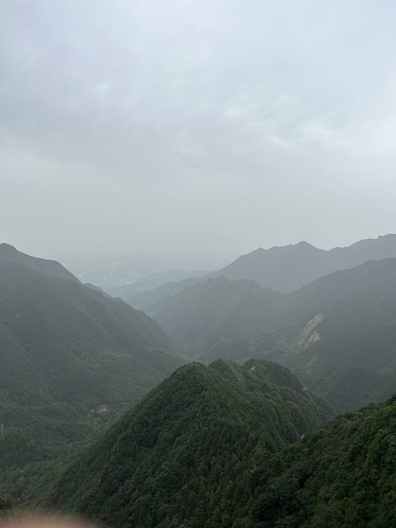 山里面的清凉是城里人无法理解的另一种唯度。
大山虽然困住了我们的生活，但是赐予了