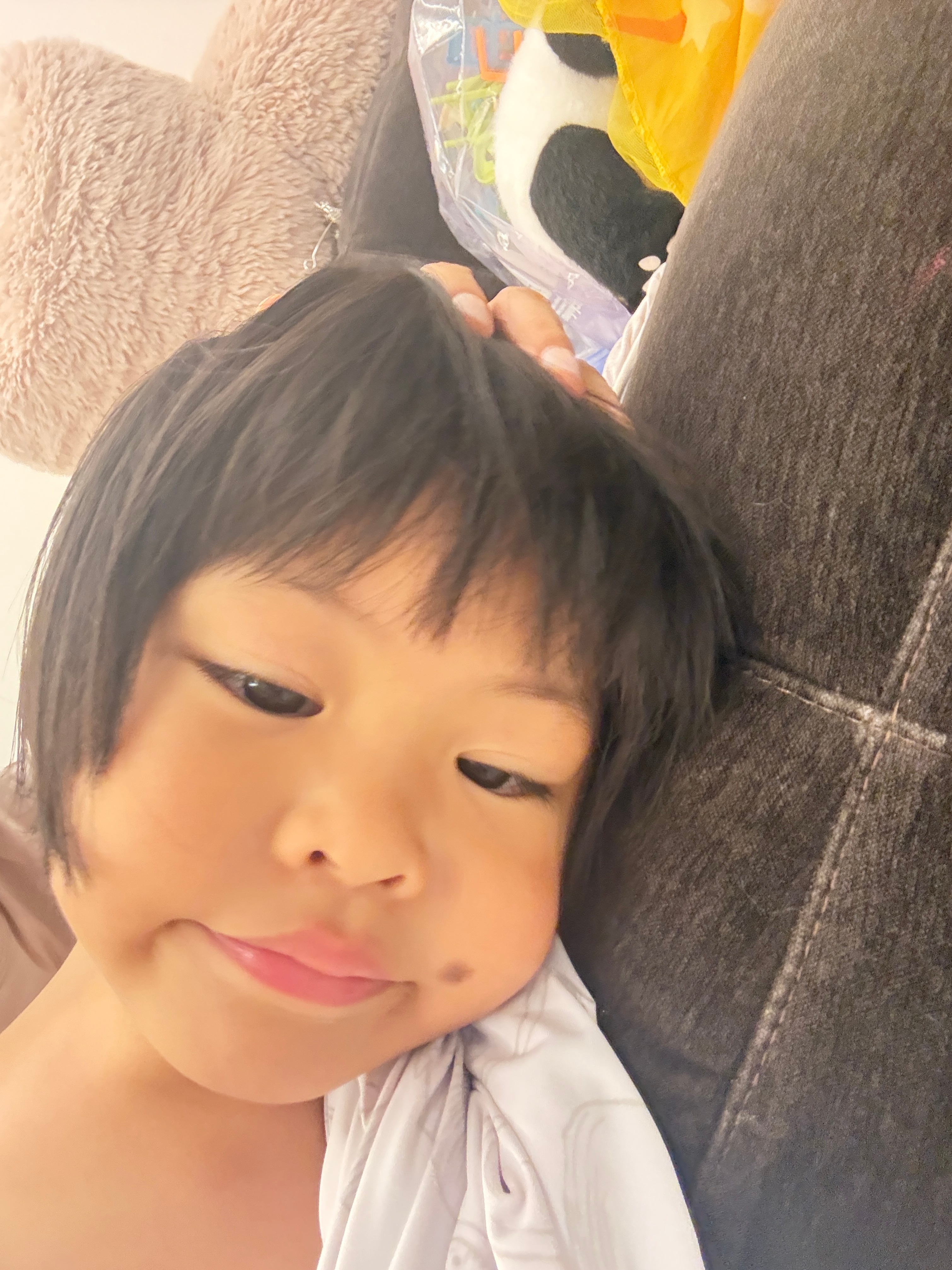 劝球宝剪头发，想跟旅蛙唱个双簧我说头发好长好长呀，刘海一直挡眼睛会怎么样？爸爸？
