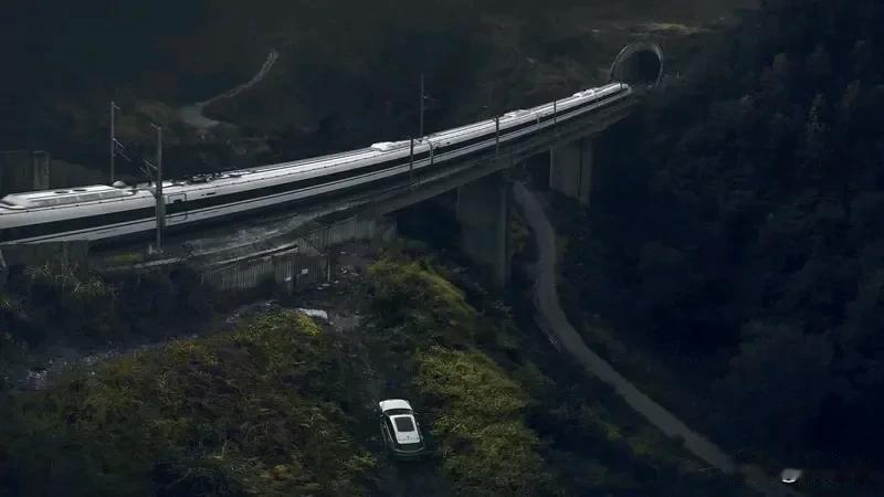 男子自驾游开10小时后弃车换高铁 男子自驾游开10小时后弃车换高铁，这事儿值得说